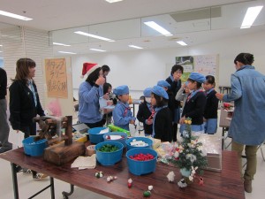 岡谷蚕糸博物館のブースも朝から大人気です！